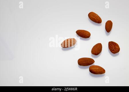 Amandes sur fond blanc avril 2022 Banque D'Images