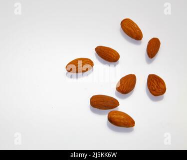 Amandes sur fond blanc avril 2022 Banque D'Images