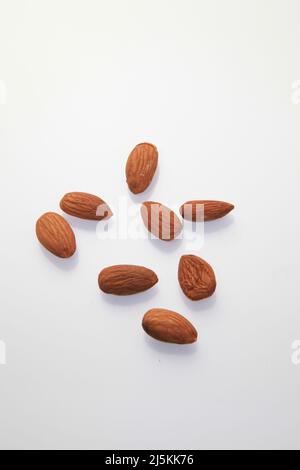 Amandes sur fond blanc avril 2022 Banque D'Images