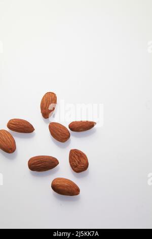 Amandes sur fond blanc avril 2022 Banque D'Images