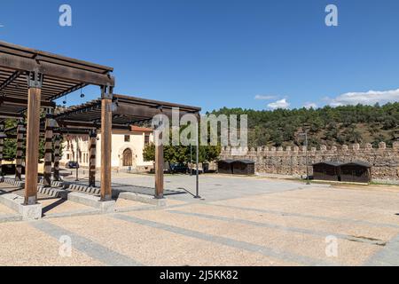 Buitrago del Lozoya, Espagne. La place Plaza del Castillo et les murs et remparts de la vieille ville Banque D'Images