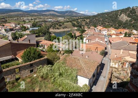 Buitrago del Lozoya, Espagne. Vue sur la vieille ville et le fleuve Lozoya depuis le point de vue du beffroi de l'église Santa Maria del Castillo Banque D'Images