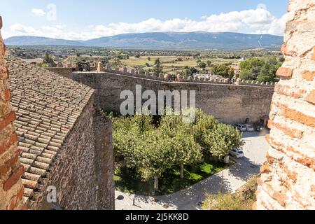 Buitrago del Lozoya, Espagne. Vue sur les murs musulmans du 11th siècle de la vieille ville depuis l'église