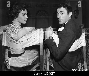 JANE GRIFFITHS et GREGORY PECK sur le décor Portrait franc aux Pinewood Studios pendant le tournage du FILM DU MILLION DE LIVRES NOTE 1954 réalisateur RONALD NEAME Story Mark Twain scénario Jill Craigie musique William Alwyn costume design Margaret Furse Group film Productions Limited / General film Distributors (GFD) Banque D'Images