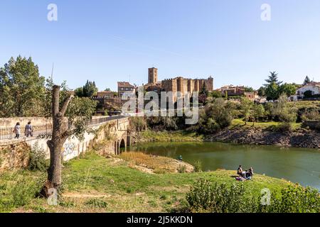 Buitrago del Lozoya, Espagne. Vue sur les remparts de la vieille ville et le pont Puente del Arrabal depuis la banlieue d'Andarrio Banque D'Images