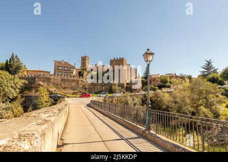 Buitrago del Lozoya, Espagne. Vue sur les remparts de la vieille ville et le pont Puente del Arrabal Banque D'Images