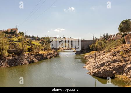 Buitrago del Lozoya, Espagne. Le Puente Nuevo (Nouveau pont), qui fait partie de la Carretera Nacional N-I Banque D'Images