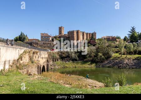 Buitrago del Lozoya, Espagne. Vue sur les remparts de la vieille ville et le pont Puente del Arrabal depuis la banlieue d'Andarrio Banque D'Images