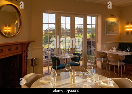 Restaurant gastronomique de haute qualité cadre intérieur avec vue sur le terrain de golf Banque D'Images