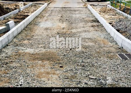 Roadbed avec gravier de pierre concassé préparé pour la pose d'asphalte Banque D'Images