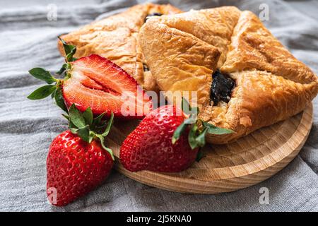 Kolashen de pâte feuilletée autrichienne avec garniture aux fraises et aux baies, avec confiture de fraises. Kolashen de Bohème, pâtisseries de Copenhague, pain viennois. Banque D'Images