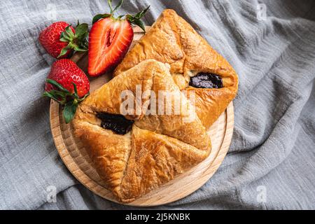 Kolashen de pâte feuilletée autrichienne avec garniture aux fraises et aux baies, avec confiture de fraises. Kolashen de Bohème, pâtisseries de Copenhague, pain viennois. Banque D'Images