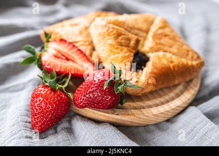 Kolashen de pâte feuilletée autrichienne avec garniture aux fraises et aux baies, avec confiture de fraises. Kolashen de Bohème, pâtisseries de Copenhague, pain viennois. Banque D'Images