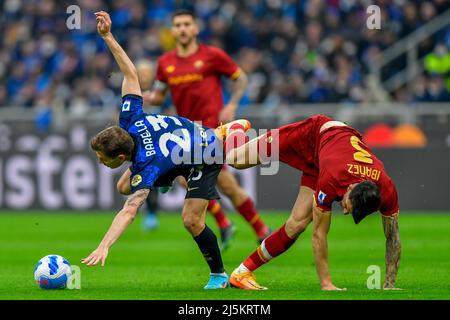 Milan, Italie. 23rd avril 2022. Nicolo Barella (23) d'Inter et Roger Ibanez (3) de Roma vu pendant la série Un match entre Inter et Roma à Giuseppe Meazza à Milan. (Crédit photo : Gonzales photo/Alamy Live News Banque D'Images