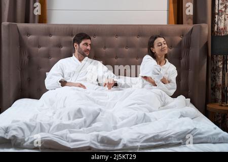 Un homme qui s'est mis au lit pour rejoindre sa femme offended Banque D'Images