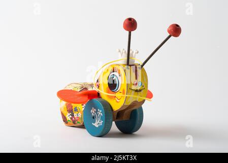 Jouet tiré Queen Buzzy Bee datant du début de 1960s, fabriqué par Fisher Price. Banque D'Images