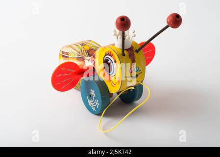 Jouet tiré Queen Buzzy Bee datant du début de 1960s, fabriqué par Fisher Price. Banque D'Images