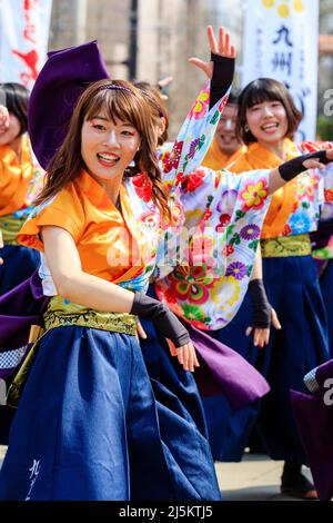 Belle jeune femme japonaise en équipe de danseurs de Yosakoi dansant dans les tuniques yukata en plein air au festival Kyusyu Gassai à Kumamoto. Banque D'Images