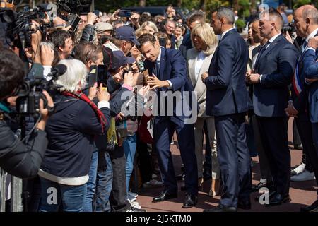 (220424) -- LE TOUQUET, 24 avril 2022 (Xinhua) -- le président français Emmanuel Macron et sa femme Brigitte Macron interagissent avec les partisans avant de voter au Touquet, dans le nord de la France, le 24 avril 2022. Le second tour présidentiel français de 2022 a débuté dimanche à 8 h, heure locale (0600 GMT), en France métropolitaine, entre le président sortant Emmanuel Macron et la candidate Marine le Pen. (Photo par Angelini Hans/Xinhua) Banque D'Images