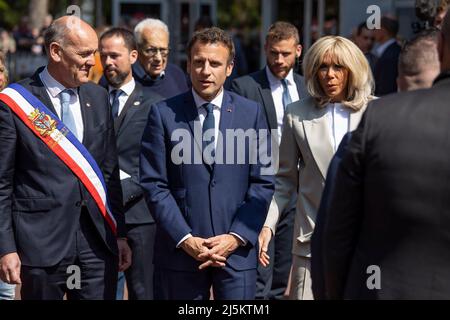 (220424) -- LE TOUQUET, 24 avril 2022 (Xinhua) -- le président français Emmanuel Macron et sa femme Brigitte Macron arrivent au bureau de vote du Touquet, dans le nord de la France, le 24 avril 2022. Le second tour présidentiel français de 2022 a débuté dimanche à 8 h, heure locale (0600 GMT), en France métropolitaine, entre le président sortant Emmanuel Macron et la candidate Marine le Pen. (Photo par Angelini Hans/Xinhua) Banque D'Images