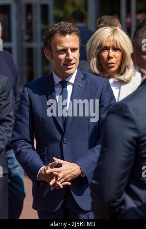 (220424) -- LE TOUQUET, 24 avril 2022 (Xinhua) -- le président français Emmanuel Macron et sa femme Brigitte Macron arrivent au bureau de vote du Touquet, dans le nord de la France, le 24 avril 2022. Le second tour présidentiel français de 2022 a débuté dimanche à 8 h, heure locale (0600 GMT), en France métropolitaine, entre le président sortant Emmanuel Macron et la candidate Marine le Pen. (Photo par Angelini Hans/Xinhua) Banque D'Images