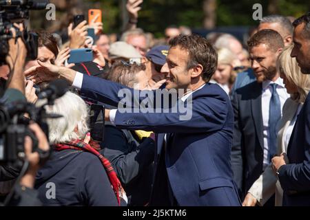 (220424) -- LE TOUQUET, le 24 avril 2022 (Xinhua) -- le président français Emmanuel Macron serre la main avec ses partisans avant de voter au Touquet, dans le nord de la France, le 24 avril 2022. Le second tour présidentiel français de 2022 a débuté dimanche à 8 h, heure locale (0600 GMT), en France métropolitaine, entre le président sortant Emmanuel Macron et la candidate Marine le Pen. (Photo par Angelini Hans/Xinhua) Banque D'Images