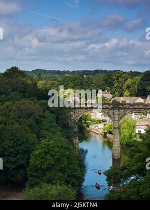 Le viaduc de Knaresborough et la rivière Nidd, sous un soleil éclatant et sous un ciel bleu parsemé de nuages moelleux en coton-laine. Banque D'Images