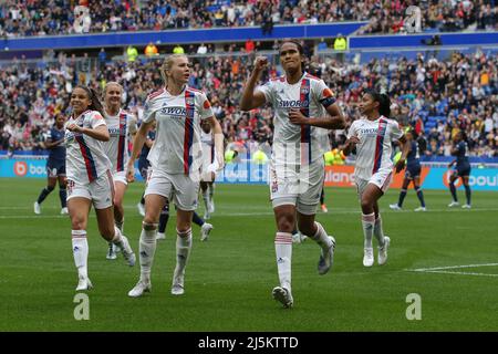 Lyon, France, 24th avril 2022. Wendie Renard, de Lyon, fête ses coéquipiers après avoir obtenu une première demi-pénalité pour atteindre le niveau 1-1 lors du match de la Ligue des champions des femmes de l'UEFA au stade OL, à Lyon. Le crédit photo devrait se lire: Jonathan Moscrop / Sportimage Banque D'Images