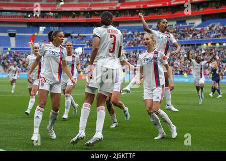 Lyon, France, 24th avril 2022. Wendie Renard, de Lyon, fête ses coéquipiers après avoir obtenu une première demi-pénalité pour atteindre le niveau 1-1 lors du match de la Ligue des champions des femmes de l'UEFA au stade OL, à Lyon. Le crédit photo devrait se lire: Jonathan Moscrop / Sportimage Banque D'Images