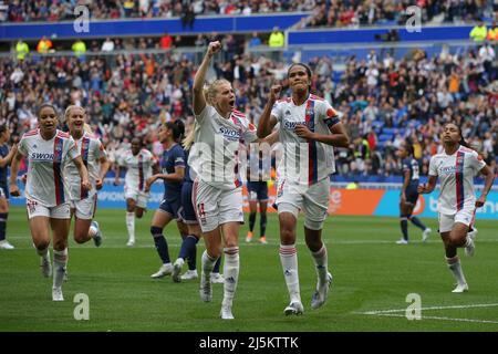 Lyon, France, 24th avril 2022. Wendie Renard, de Lyon, fête ses coéquipiers après avoir obtenu une première demi-pénalité pour atteindre le niveau 1-1 lors du match de la Ligue des champions des femmes de l'UEFA au stade OL, à Lyon. Le crédit photo devrait se lire: Jonathan Moscrop / Sportimage Banque D'Images