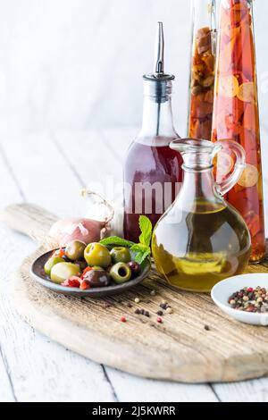 Vue verticale d'un arrangement comprenant l'huile et le vinaigre de vin rouge. Banque D'Images