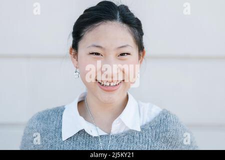 Portrait d'une jeune femme asiatique en souriant à l'appareil photo Banque D'Images