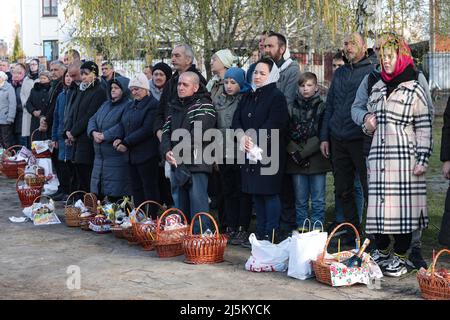 Non exclusif: BUCHA, UKRAINE - 24 AVRIL 2022 - les gens attendent que leurs paniers soient consacrés avec de l'eau sainte à l'extérieur de l'église de Saint André Th Banque D'Images