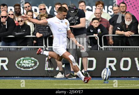 Barnett, Royaume-Uni. 24th avril 2022. Rugby, premier ministre. Saracens V Exeter Chiefs. Stade StoneX. Barnett. Henry Slade (Exeter Chiefs) donne son coup de pied lors du match de rugby Saracens V Exeter Chiefs Gallagher Premiership. Credit: Sport en images/Alamy Live News Banque D'Images