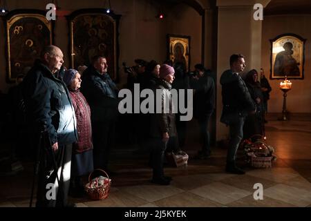 Non exclusif: BUCHA, UKRAINE - 24 AVRIL 2022 - les gens assistent à une liturgie de Pâques dans l'église de Saint André le premier apôtre de Bucha Banque D'Images