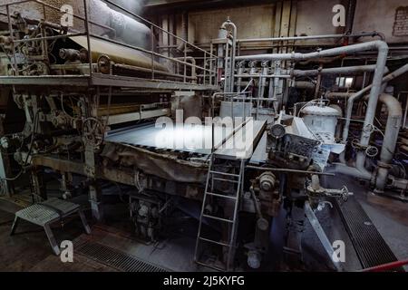Usine de recyclage des déchets de papier. Machine pour la production de rouleaux de papier Banque D'Images