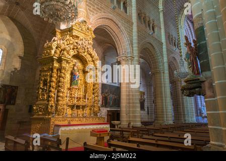 Autel baroque avec une statue gothique polychrome d'une Vierge Marie enceinte dans la nef centrale de la cathédrale d'Évora, Portugal. Banque D'Images