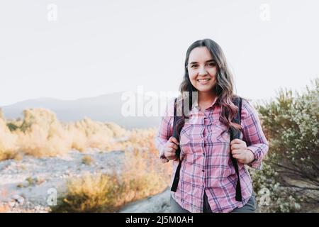 Jeune femme voyageur célibataire avec un sac à dos, faisant trekking pour explorer la nature. Randonnée en une seule personne Banque D'Images