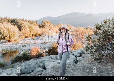 Jeune femme voyageur célibataire avec un sac à dos, faisant trekking pour explorer la nature. Randonnée en une seule personne Banque D'Images