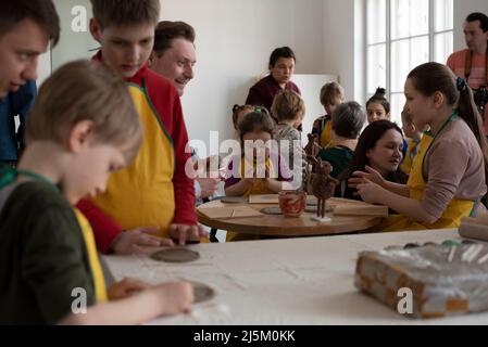 Varsovie, Pologne, Pologne. 24th avril 2022. Les enfants participent à un atelier sur l'argile le 24 avril 2022 à Varsovie, en Pologne. Quelques dizaines d'Ukrainiens et de Polonais ont pris part à un déjeuner d'intégration de Pâques organisé par le producteur polonais de céramique Cepelia (Acronyme pour le siège de l'industrie folklorique et artistique) et activiste du COLLECTIF STUS à l'occasion du dimanche orthodoxe de Pâques, Dans le but d'intégrer la communauté polonaise et ukrainienne à Varsovie, en Pologne. Un atelier d'argile pour les enfants a suivi le déjeuner. (Image de crédit : © Aleksander Kalka/ZUMA Press Wire) Banque D'Images