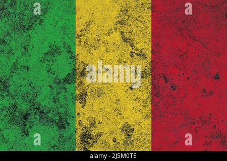 Drapeau du Mali sur une ancienne surface de mur en béton endommagée Banque D'Images
