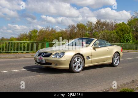 Mercedes Benz SL 600 5513cc 2005 Gold, cabriolet automatique à 5 513cc V12 5 vitesses à double turbocompresseur ; course automobile classique de Manchester à Blackpool Banque D'Images