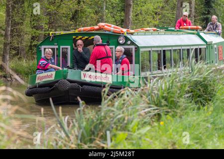 Bateau étroit sur le canal de loxwood, zacharie keppel cinquante pieds de long huit tonnes de hauteur et le canal arun bateau à passagers en vert et en noir croisière Banque D'Images