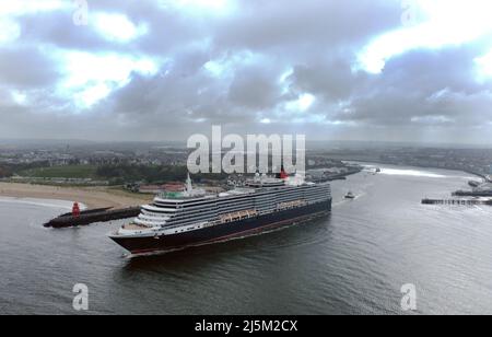 Le bateau de croisière MS Queen Victoria, exploité par Cunard Line, sort de la rivière Tyne à Tynemouth. Date de la photo: Dimanche 24 avril 2022. Banque D'Images