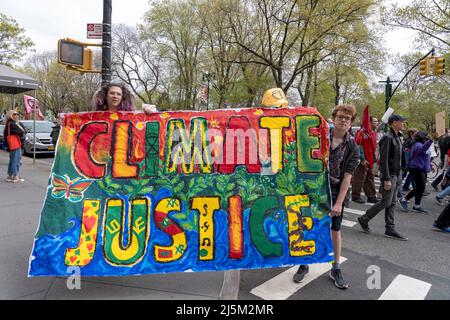 Le militant et les participants tenant des bannières, des panneaux et des drapeaux défilent le long de Central Park West pendant la Marche pour Science NYC à New York. Plus de 200 manifestants et activistes se rassemblent et se marchaient dans les rues de Midtown Manhattan pour la Marche annuelle pour la Science, qui est la plus grande communauté de défenseurs de la science au monde, s'organisant pour un avenir plus durable et plus juste. En raison de la pandémie de COVID-19 au cours des deux dernières années, la Marche pour la science a été virtuelle. La marche pour la science a lieu chaque année autour de la célébration du jour de la Terre. Banque D'Images