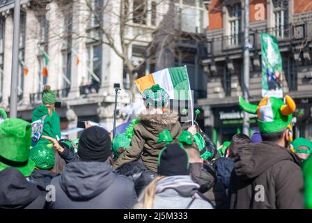 Dublin Ireland St Patrics fête parade avec foule et démostration Banque D'Images