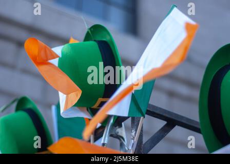 Dublin Ireland St Patrics fête parade avec foule et démostration Banque D'Images