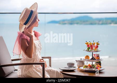 Thé avec sélection de desserts dans un restaurant de luxe avec vue sur la mer Banque D'Images