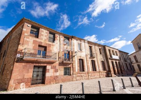 Rues médiévales et façades de Medinaceli, ville historique de la province de Soria, Espagne. Banque D'Images