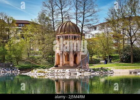 Freiburg, Allemagne - avril 2022: Petite tour appelée 'Tempelchen' au lac dans le parc le jour ensoleillé du printemps Banque D'Images